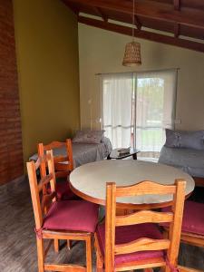 シエラ・デ・ラ・ベンターナにあるCabañas Ojo de Aguaのテーブルと椅子とソファのあるリビングルーム +17枚の写真