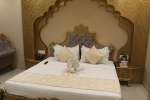 SīkarHotel Annpurna Regency的卧室里有一张带大床的大床