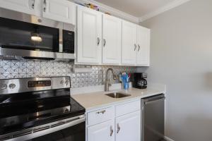 Η κουζίνα ή μικρή κουζίνα στο Seaside Villa with Ocean Views & Balcony Bliss