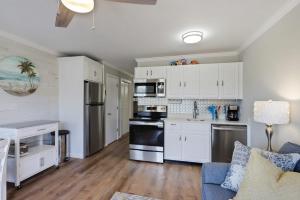 Η κουζίνα ή μικρή κουζίνα στο Seaside Villa with Ocean Views & Balcony Bliss