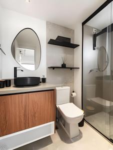 Ένα μπάνιο στο Conforto e vista do 17º andar | A/C e Wi-Fi 500Mb