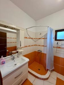 Ένα μπάνιο στο Villa Solari