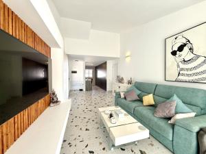 a living room with a green couch and a table at Villa Stay & Enjoy in Antigua