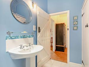 Koupelna v ubytování 1 Bed in Bude WVOPA + 17 fotografií