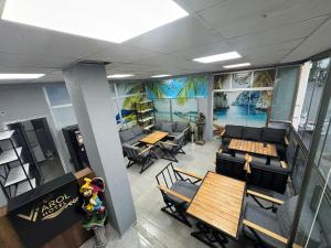 an overhead view of a restaurant with tables and chairs at Varol Otel in Ezine