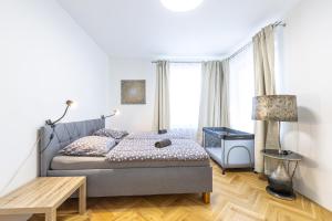 プラハにあるSpoon Apartment Pragueのベッドルーム1室(ベッド1台、テーブル、窓付)