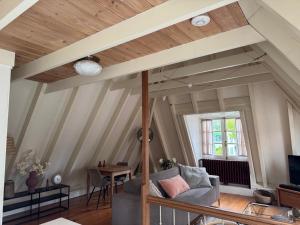 a living room with a couch and a table at Loft - Stadsplekje in Schagen