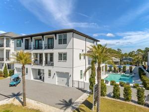 eine Luftaufnahme eines weißen Hauses mit Pool in der Unterkunft Emerald Palace by Travel Life Vacations in Santa Rosa Beach + 46 Fotos