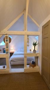 Chambre Mer'veille proche Mont Saint Michelにあるベッド