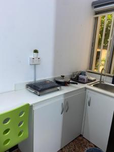 Kuchyň nebo kuchyňský kout v ubytování OSBU Studio Apartment