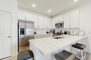 Η κουζίνα ή μικρή κουζίνα στο The Residences of Rehoboth Bay --- 33737 Skiff Aly #4206