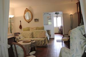 a living room with a couch and a mirror at Maison jardin plage Côte Basque in Bidart
