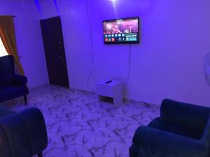 TV o dispositivi per l'intrattenimento presso Allure Guest Inn and Resıdence LTD