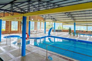 a large indoor swimming pool with a large pool at Hotel Centro Recreacional Villa El Encanto in Belén