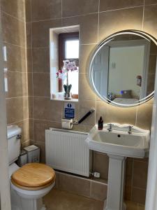 Зображення з фотогалереї помешкання Lake View Doubleroom en Suite у місті Каслбар
