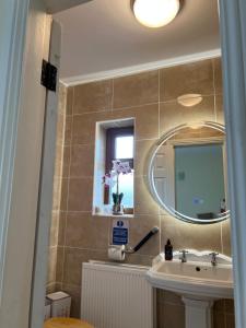 Зображення з фотогалереї помешкання Lake View Doubleroom en Suite у місті Каслбар