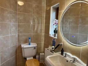 Зображення з фотогалереї помешкання Lake View Doubleroom en Suite у місті Каслбар