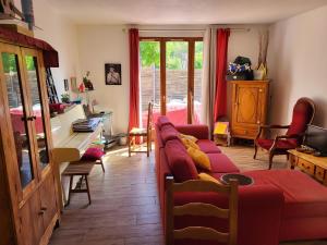 a living room with a couch and a desk at Maison au cœur du Verdon 2 chambres et terrasse in Allemagne-en-Provence