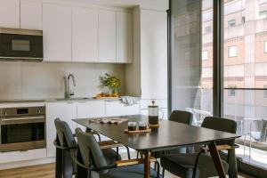 Kuchyň nebo kuchyňský kout v ubytování Sonder by Marriott Bonvoy Maisonneuve Apartments Downtown