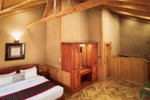 Postel nebo postele na pokoji v ubytování Shivadya - A Luxury Boutique Experience