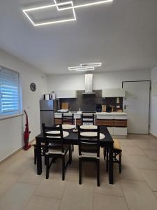 Kuchyň nebo kuchyňský kout v ubytování Apartman M & M, Schöne Wohnung nur 200m vom Strand