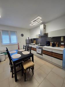 Kuchyň nebo kuchyňský kout v ubytování Apartman M & M, Schöne Wohnung nur 200m vom Strand