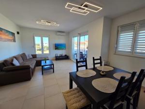 TV a/nebo společenská místnost v ubytování Apartman M & M, Schöne Wohnung nur 200m vom Strand