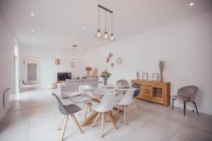 Posezení v ubytování La Hacienda - Grande maison avec jardin