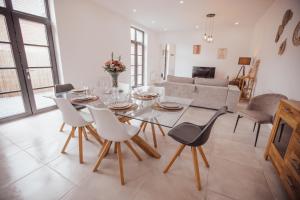 TV a/nebo společenská místnost v ubytování La Hacienda - Grande maison avec jardin