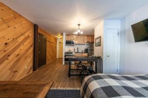 1 dormitorio con cocina y escritorio en una habitación en 112 Bldg B condo, en Truckee