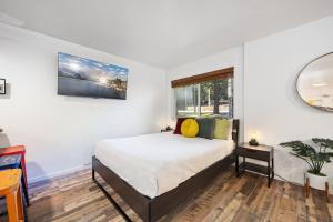 Un dormitorio blanco con una cama y una ventana. en 114 Bldg B condo, en Truckee