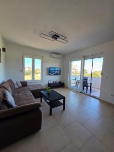 TV a/nebo společenská místnost v ubytování Apartman M & M, Schöne Wohnung nur 200m vom Strand