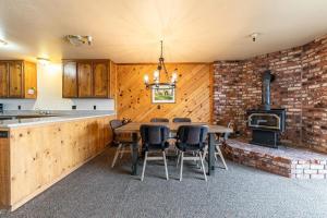 uma cozinha com uma mesa, cadeiras e um fogão em 154 Bldg D townhouse em Truckee
