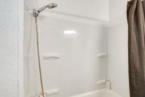 Koupelna v ubytování Modern 2BR Kansas City Condo Near Downtown + 17 fotografií