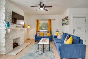 Posezení v ubytování Modern 2BR Kansas City Condo Near Downtown