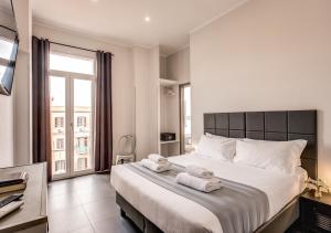 A bed or beds in a room at Floor 6 Boutique Rooms by DOT Suites