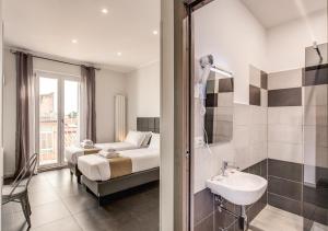 A bathroom at Floor 6 Boutique Rooms by DOT Suites