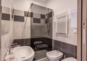A bathroom at Floor 6 Boutique Rooms by DOT Suites