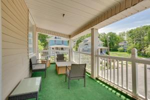 a screened porch with a table and chairs on it at Luxurious 2BR Kansas City Condo Near Downtown in Kansas City