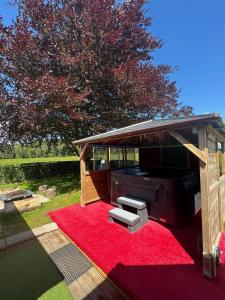 Zahrada ubytování FINN VILLAGE "Raspberry Cottage" Private Garden, 6-seater HOT TUB, Firepit & Pizza Stove
