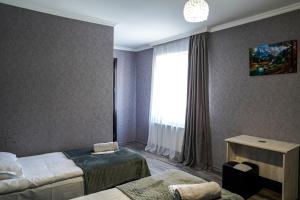 Rúm í herbergi á Hotel Elia Kazbegi