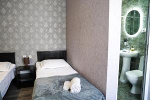 Rúm í herbergi á Hotel Elia Kazbegi
