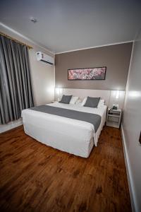 Katil atau katil-katil dalam bilik di Hotel Bella Camboriú