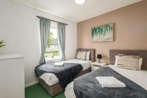 a bedroom with two beds and a window at Summer Deal 20 PRC OFF 4BR 2BATH Families Groups By Trinity Stays Short Lets & Serviced Accommodation Cambridge in Cambridge