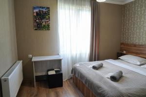 Rúm í herbergi á Hotel Elia Kazbegi