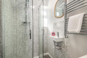 a bathroom with a shower and a sink at Summer Deal 20 PRC OFF 4BR 2BATH Families Groups By Trinity Stays Short Lets & Serviced Accommodation Cambridge in Cambridge +52 photos