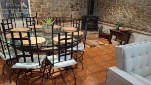 a dining room with a table and chairs and a stove at Casa Rural Arco Navarra in Artariáin