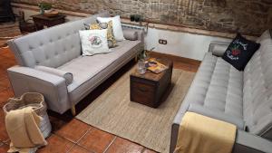 a living room with a couch and a coffee table at Casa Rural Arco Navarra in Artariáin