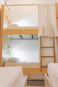 サンタ・マルタにあるHostel Musa Paradisiacaの窓のある部屋に二段ベッドが2つある