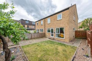 an exterior view of a brick house with a yard at Summer Deal 20 PRC OFF 4BR 2BATH Families Groups By Trinity Stays Short Lets & Serviced Accommodation Cambridge in Cambridge
